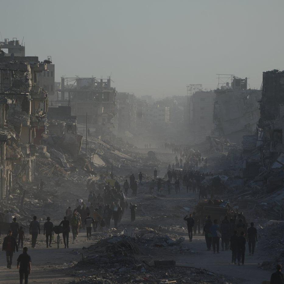 Palestinians return to ruins and US expects hostages freed on Monday as Gaza ceasefire holds